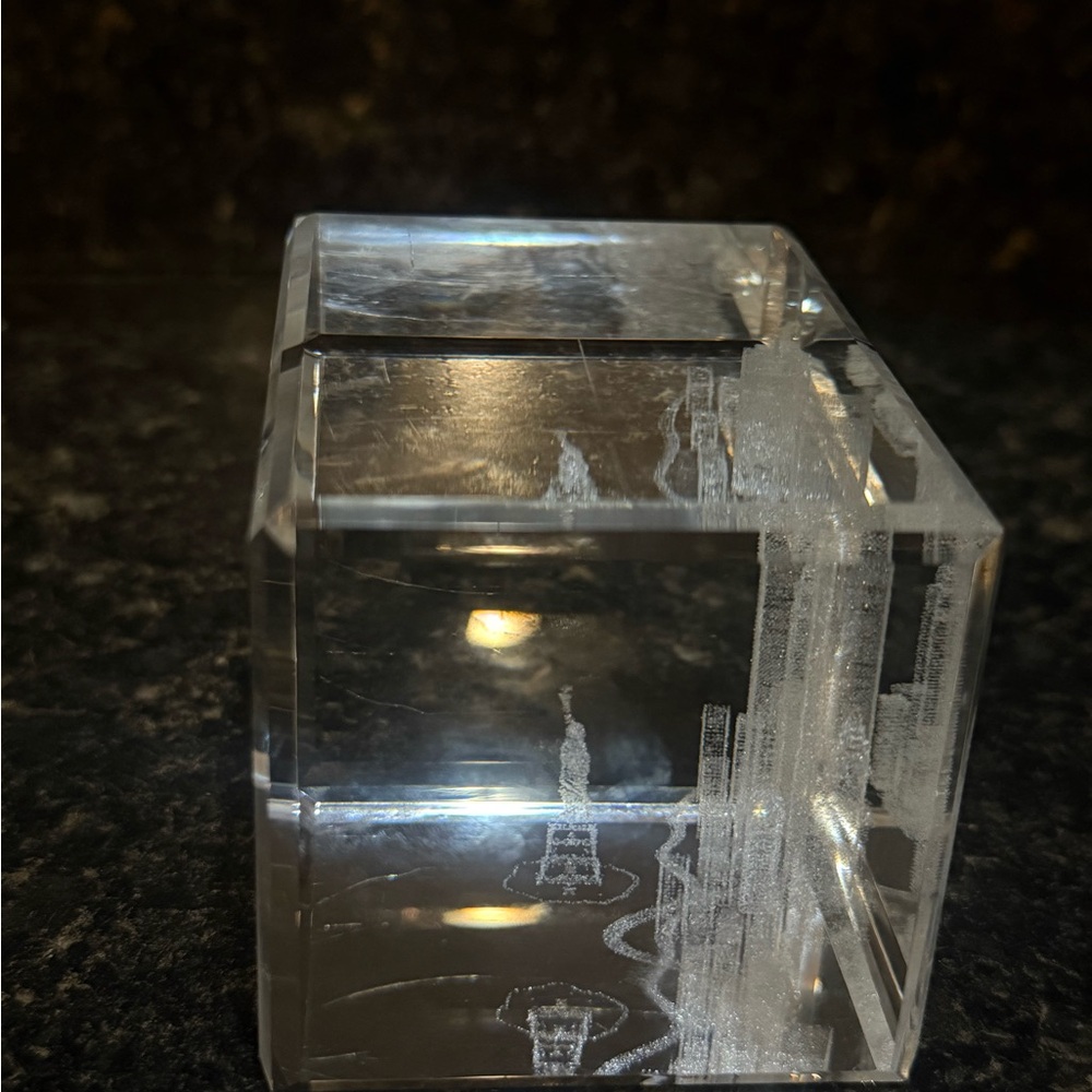 World Trade Center NYC Twin Towers Etched Glass 3D Memorial Paperweight - Picture 4 of 13